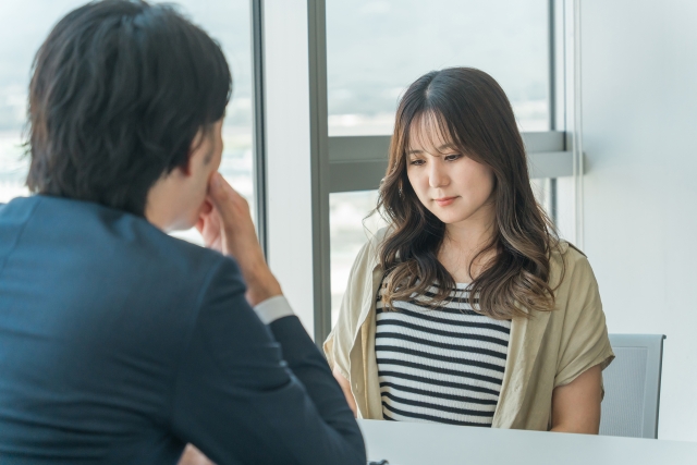 DV被害者支援センターや弁護士に相談する妻