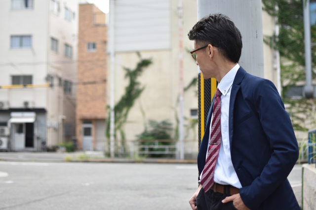 勤務先を張り込む探偵