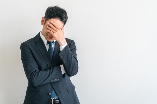 妻の浮気に悩む男性