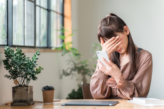 浮気を疑いSNSに匂わせ投稿をする