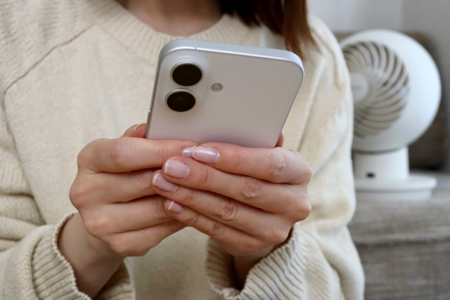 浮気を疑ってスマホを勝手に見る