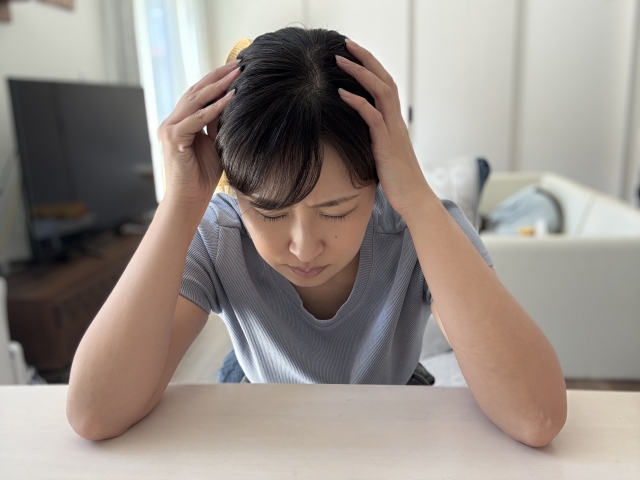 浮気に悩む女性