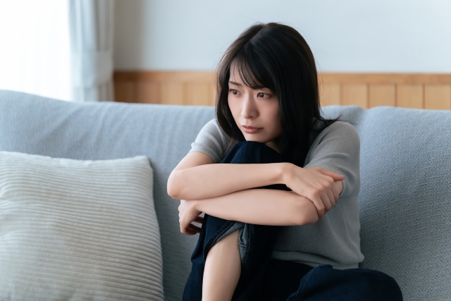 不安な気持ちの女性