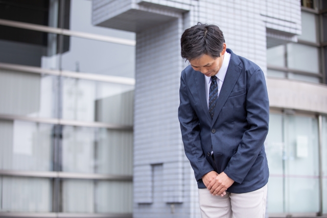 不倫を認め謝罪する役員のイメージ