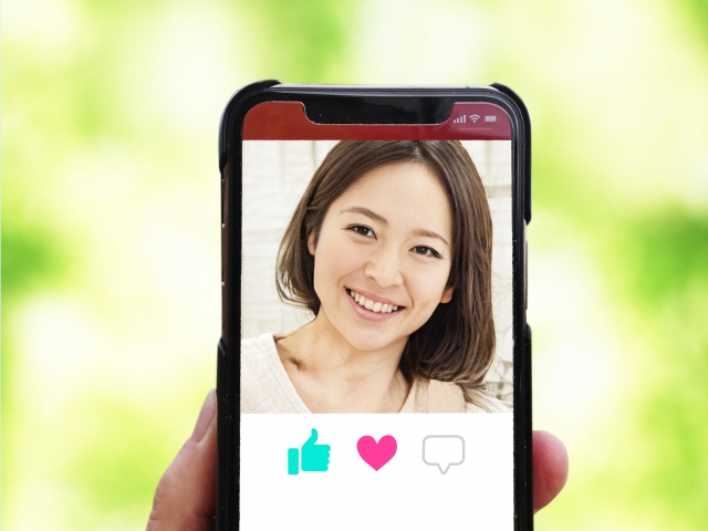 投資詐欺を仕掛ける女性
