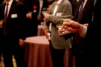 同窓会を機に、かつての恋人と再燃