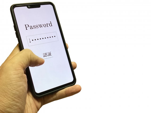 スマホのロックを外す男性
