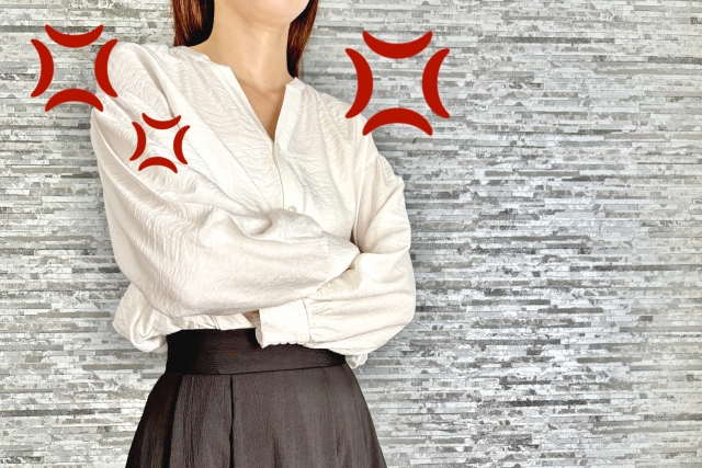 慰謝料が安くて怒っている女性