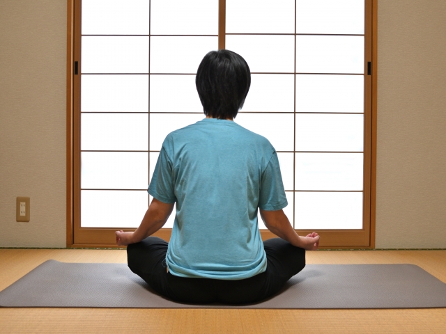 冷静さを取り戻す男性