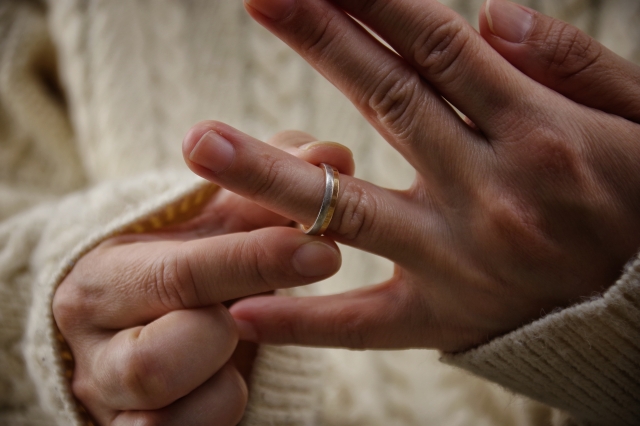 結婚指輪を外して浮気をする女性