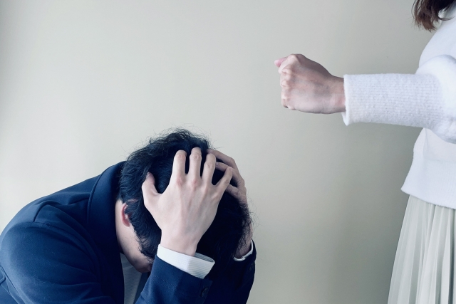 暴力を受ける男性